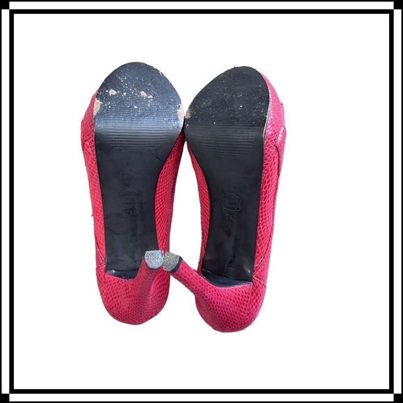 Like New!! WHBM “Callie” Red, Faux Snakeskin, Sexy Cutout Pump, size 7 - Picture 4 of 6